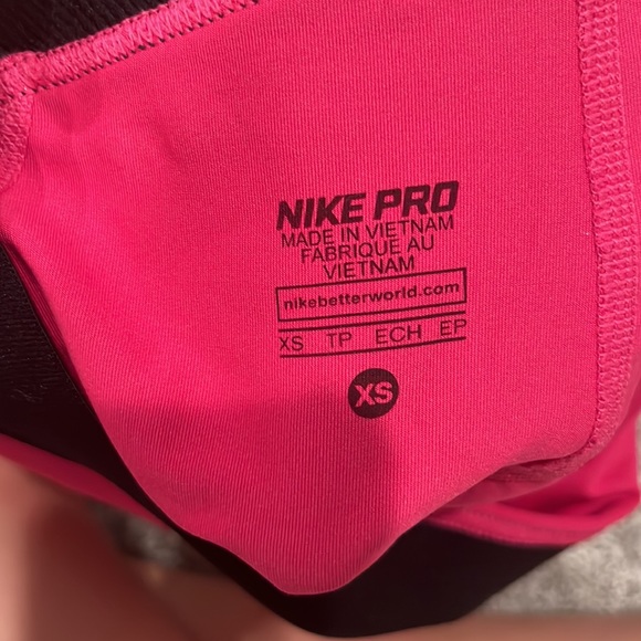 Hot pink womens nike pro’s - Picture 3 of 3